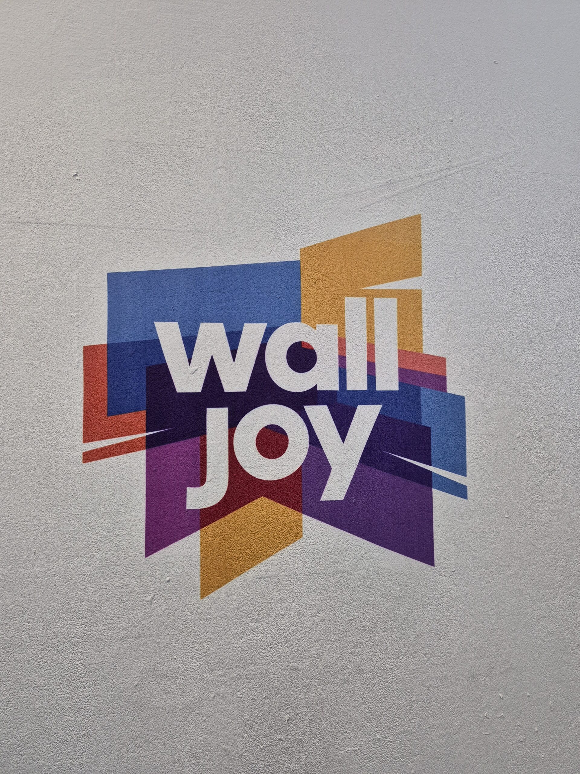 Druk ścienny- logo Wall Joy na tynku gipsowym